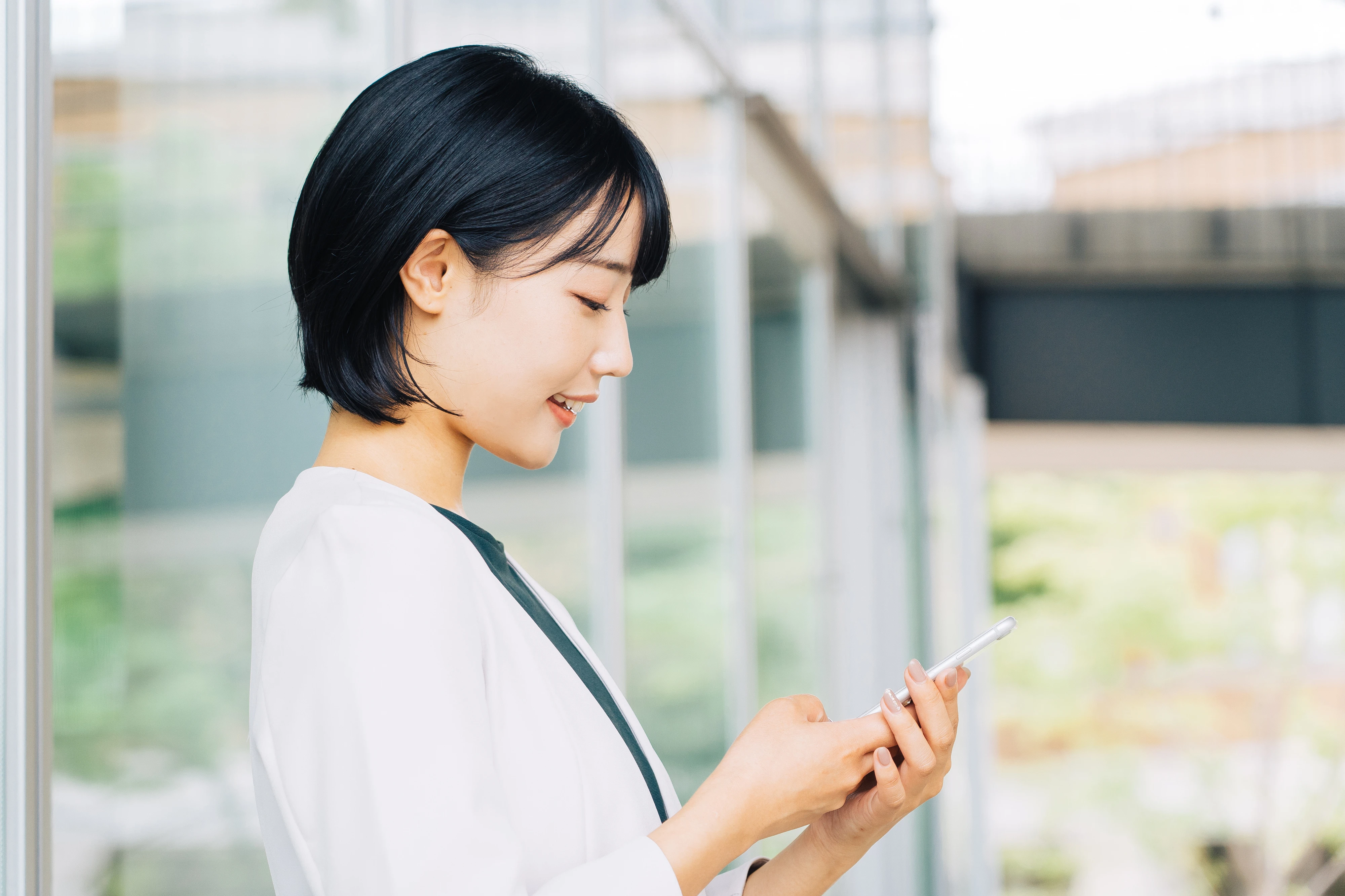 スマートフォンを操作する女性
